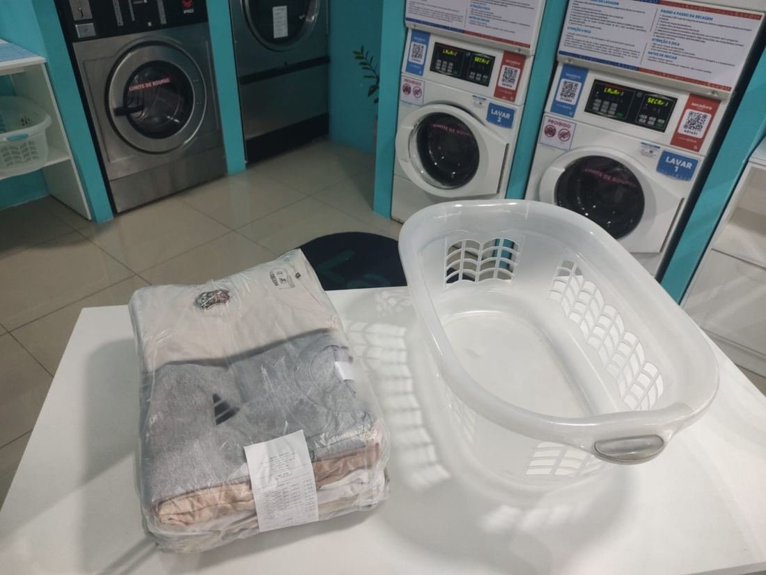 Cesto da Lavinea ao lado de roupa lavada, dobrada e embalada