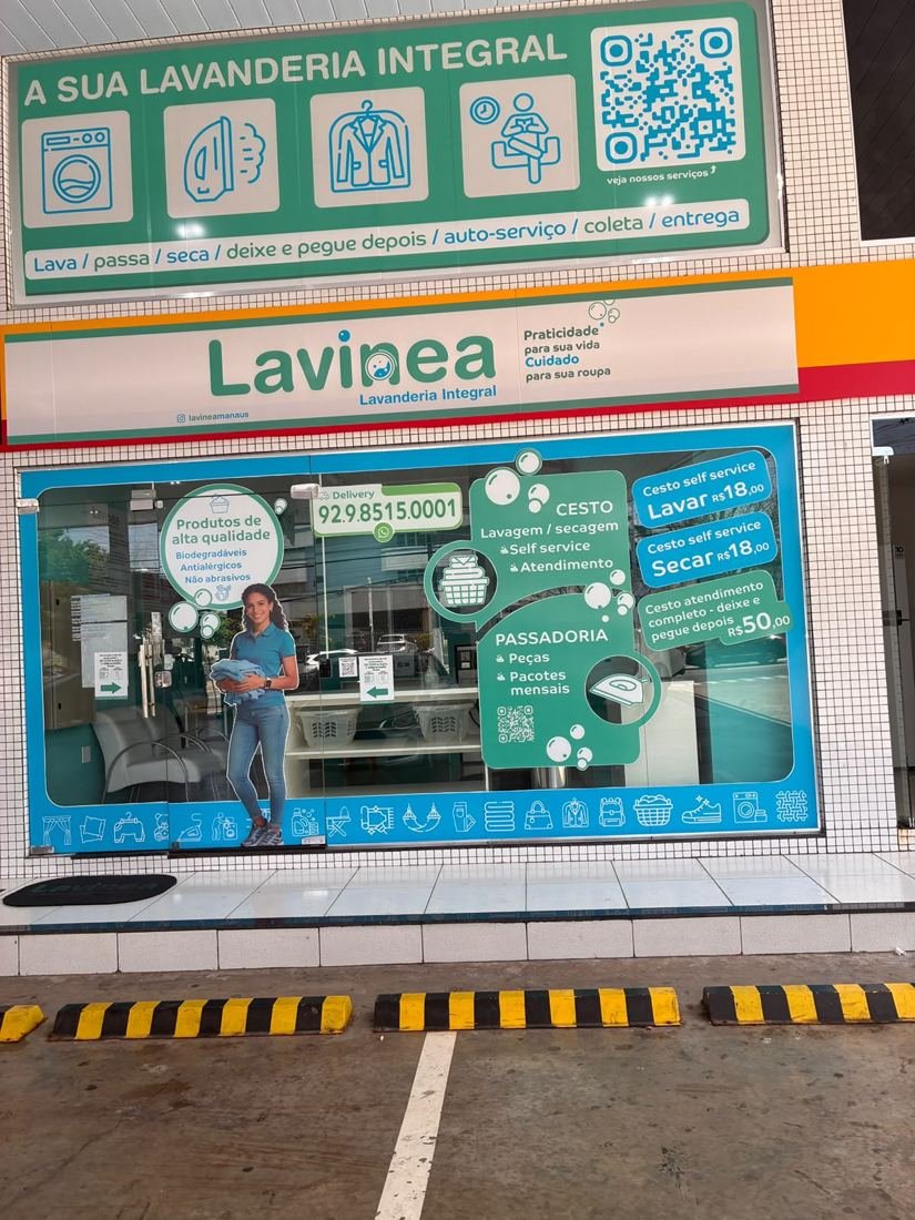 Fachada da Lavinea dentro do Posto Shell Aleixo, com a vitrine de preços
