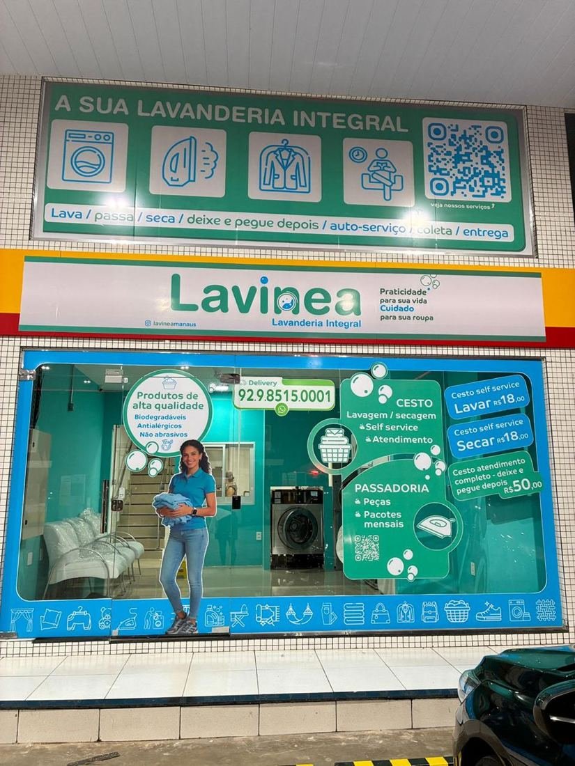 Fachada da Lavinea iluminada à noite