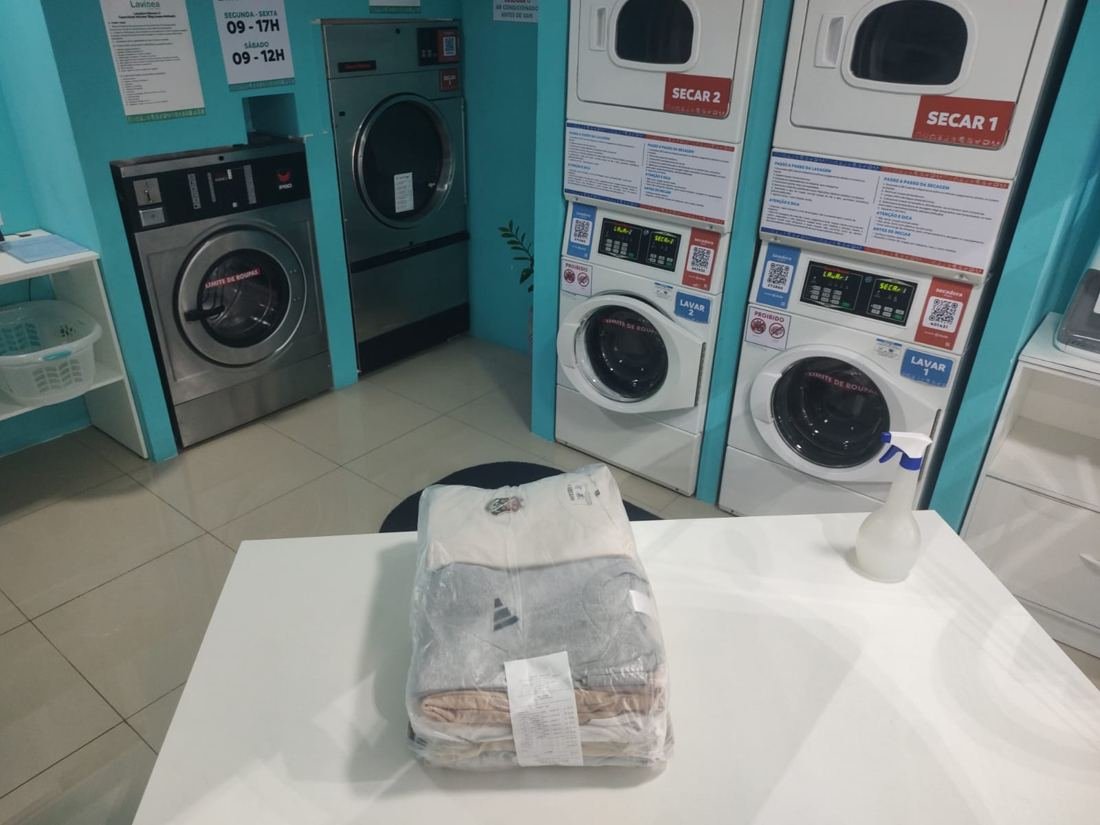 Roupa lavada, dobrada e embalada, como o cliente recebe