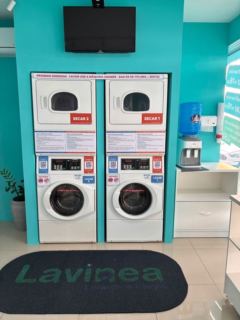 Lavadoras e secadoras do self-service da Lavinea